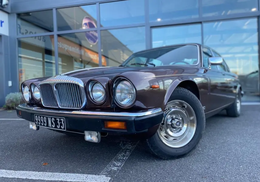 Jaguar XJ6 Série 3 4.2 Sovereign marron vue 3/4 avant droit, avec calandre chromée et phares ronds doubles.