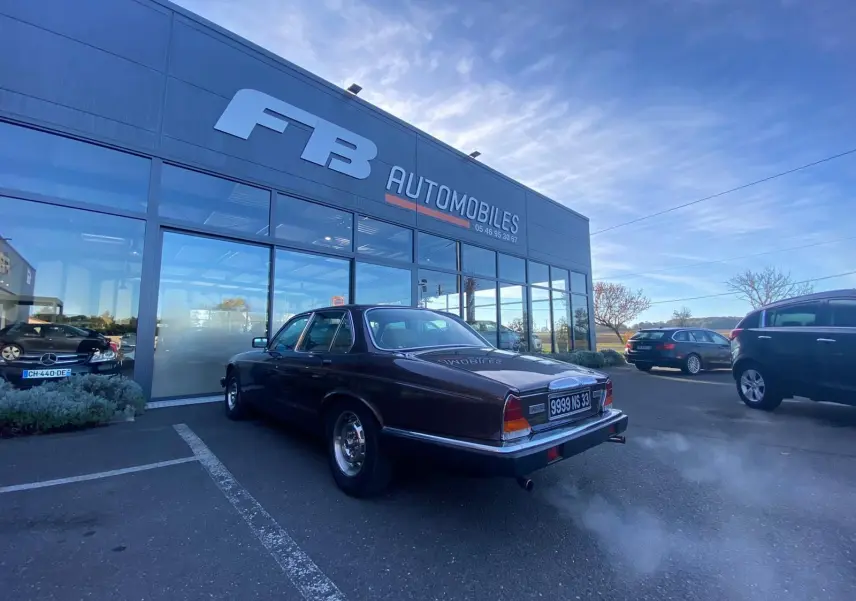 Jaguar XJ6 Série 3 4.2 Sovereign marron vue 3/4 arrière droit devant un garage FB Automobiles.
