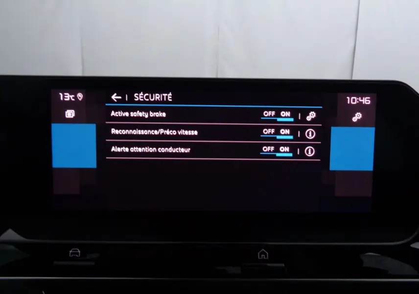 Écran central tactile de la Citroën C4 2023 affichant les options de sécurité activées en mode nuit.