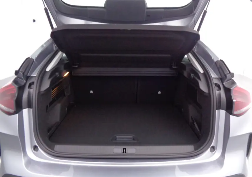 Coffre ouvert vu de l'arrière d'une Citroën C4 2023 gris Artense métal, montrant un espace de chargement spacieux.