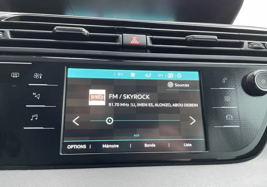 Écran tactile central du tableau de bord du Citroën Grand C4 Picasso gris 2018 affichant la radio FM Skyrock