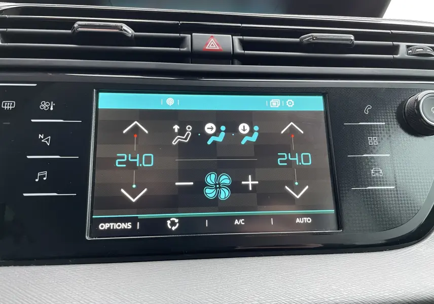 Écran tactile central du tableau de bord du Citroën Grand C4 Picasso gris, affichant la climatisation à 24°C en mode automatique.