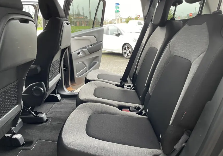 Vue intérieure côté droit sur la banquette arrière grise et noire du Citroën Grand C4 Picasso 2018 avec porte ouverte.