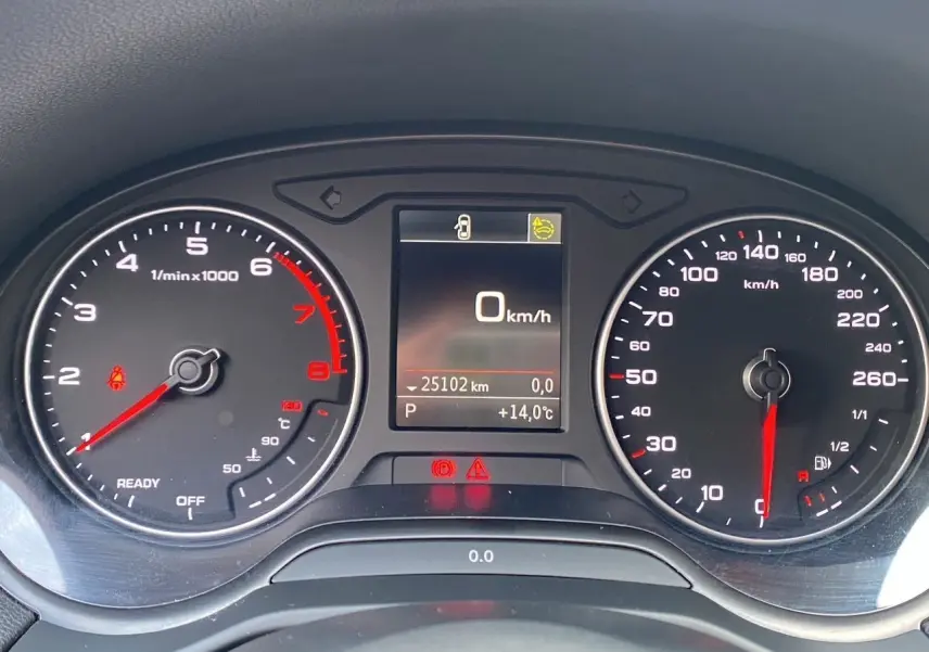 Tableau de bord de l'Audi Q2 35 TFSI 2023 montrant compte-tours, vitesse à 0 km/h et température extérieure 14°C