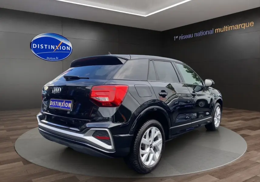 Audi Q2 noir mito vue 3/4 arrière droit, avec jantes alliage 17 pouces et hayon motorisé en showroom.