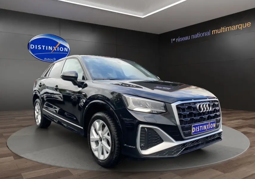 Audi Q2 noir mito vue 3/4 avant droit, avec calandre hexagonale et jantes alliage 17 pouces en showroom.