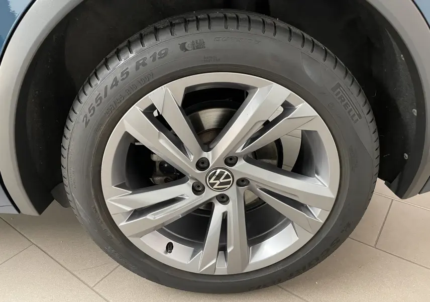 Gros plan sur la jante alliage 19 pouces du Volkswagen Tiguan Nightshade Blue 2024 avec pneu Pirelli.