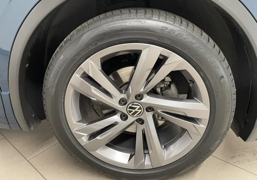 Gros plan sur la roue avant droite du Volkswagen Tiguan 2024 Nightshade Blue avec jante alliage et pneu Pirelli.