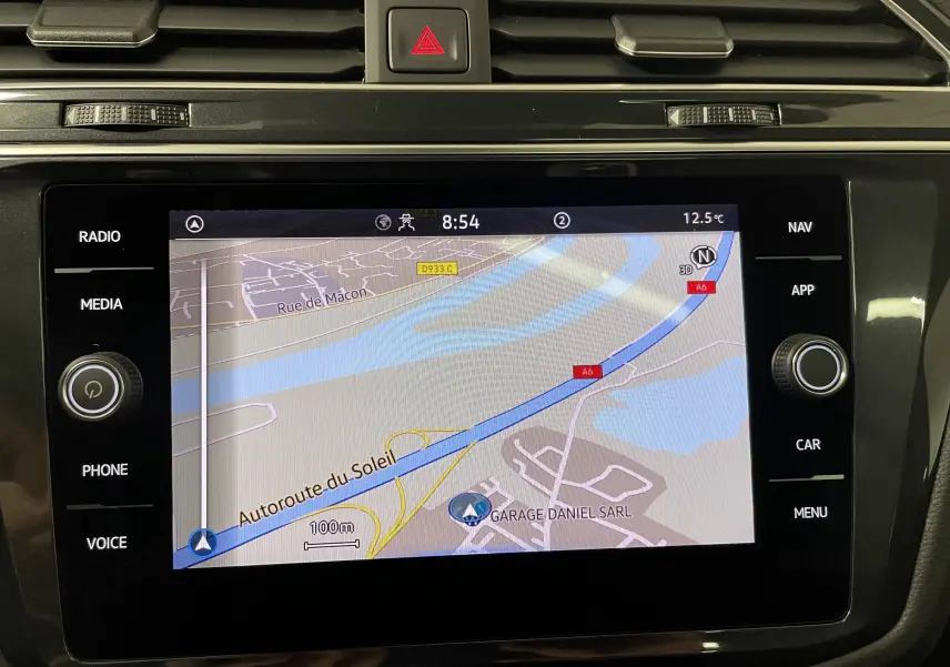 Vue rapprochée de l'écran tactile du système de navigation du Volkswagen Tiguan 2024 avec carte affichée.