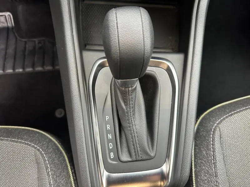 Vue rapprochée de la commande de boîte automatique noire du Renault Captur 1.6 E-Tech hybride 2025 avec coutures visibles.