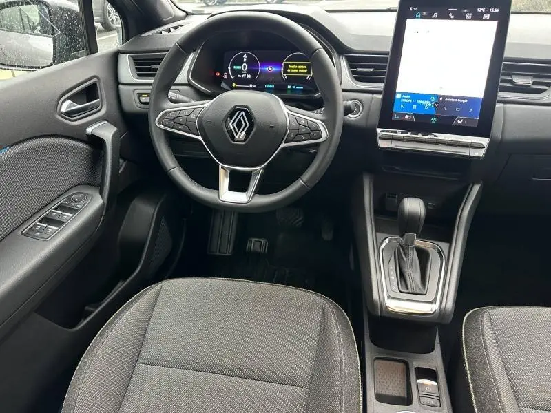 Intérieur noir du Renault Captur 2025, vue centrée sur le volant, tableau de bord numérique et écran tactile vertical.