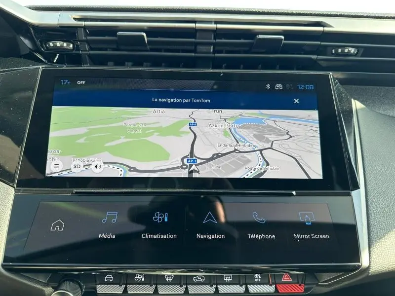 Écran tactile central de navigation de la Peugeot 308 2025, vue rapprochée du tableau de bord noir.