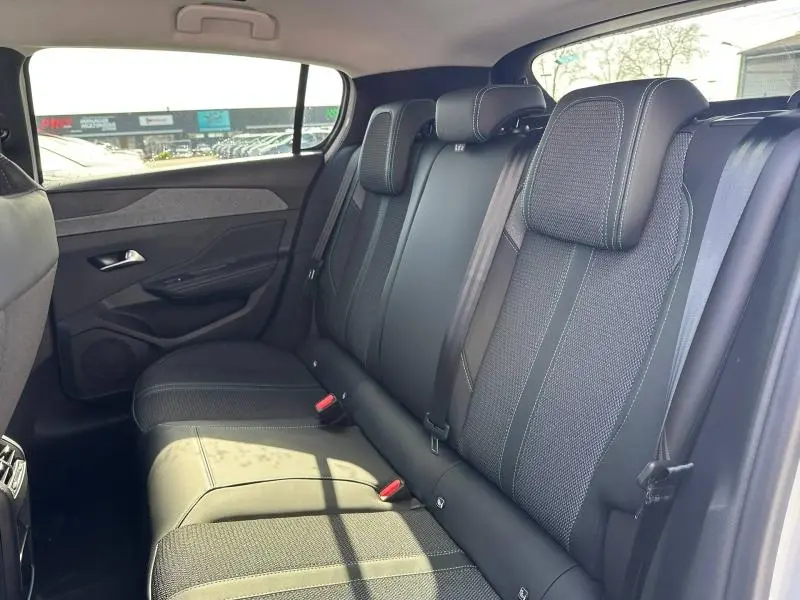 Vue intérieure de la banquette arrière en tissu gris et noir de la Peugeot 308 2025, côté droit.