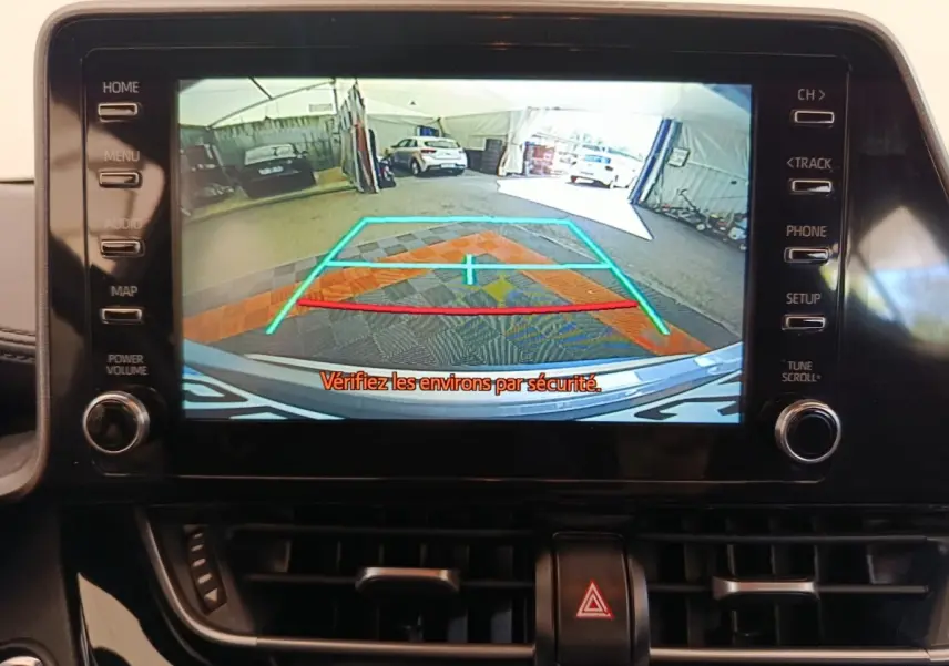 Écran tactile central montrant la caméra de recul du Toyota C-HR gris clair, vue intérieure du tableau de bord.