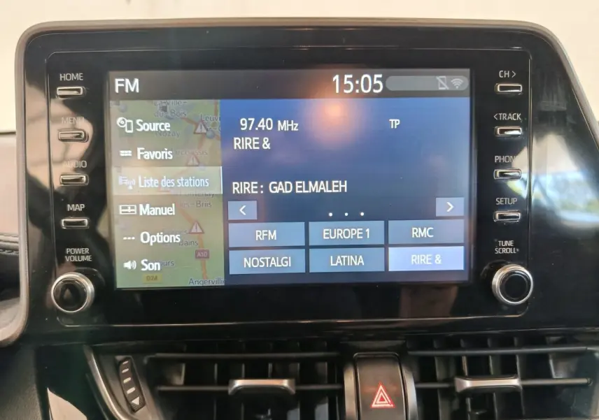 Écran tactile central du tableau de bord du Toyota C-HR 2.0 Hybride 184, affichant la radio FM à 15h05.