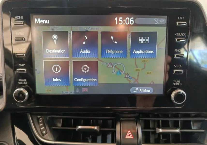 Écran tactile central du tableau de bord du Toyota C-HR 2.0 Hybride 184 gris clair, affichant le menu navigation.