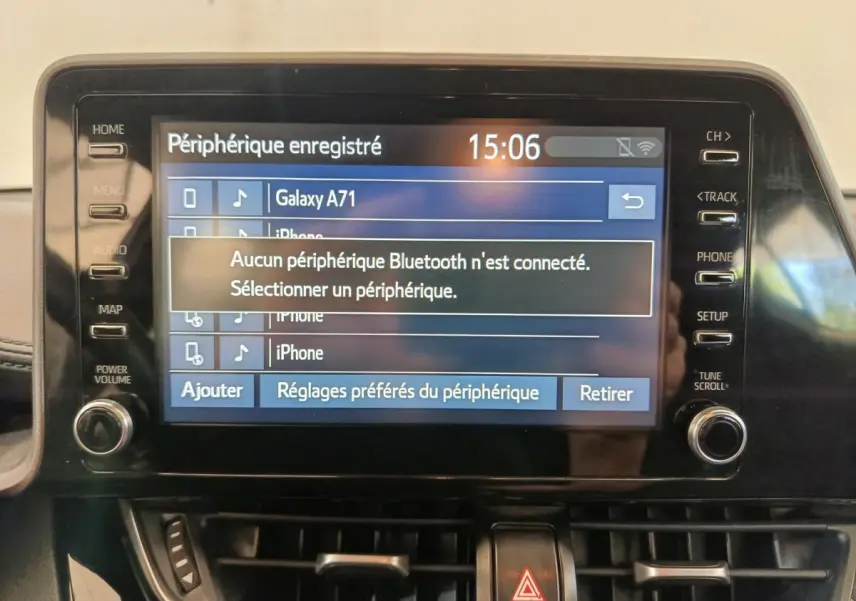 Écran tactile central du Toyota C-HR gris clair, affichant le menu Bluetooth sans connexion active.