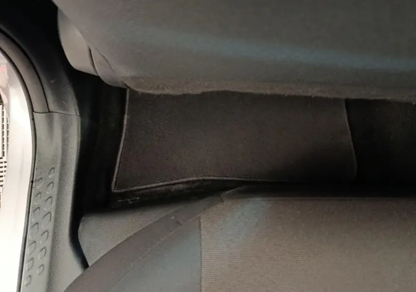 Détail du tapis de sol noir côté passager arrière du Toyota C-HR gris clair 2022, version hybride.