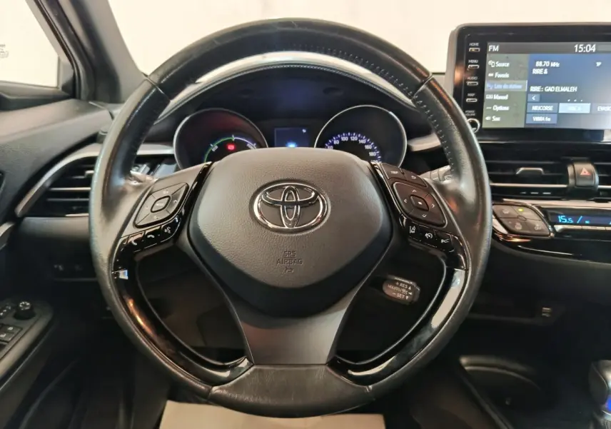 Volant cuir noir de la Toyota C-HR 2.0 Hybride 2022 avec commandes intégrées et tableau de bord numérique.