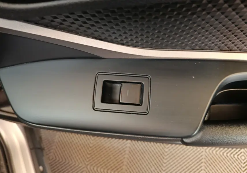 Détail du bouton de commande de la porte côté conducteur du Toyota C-HR gris clair 2022.