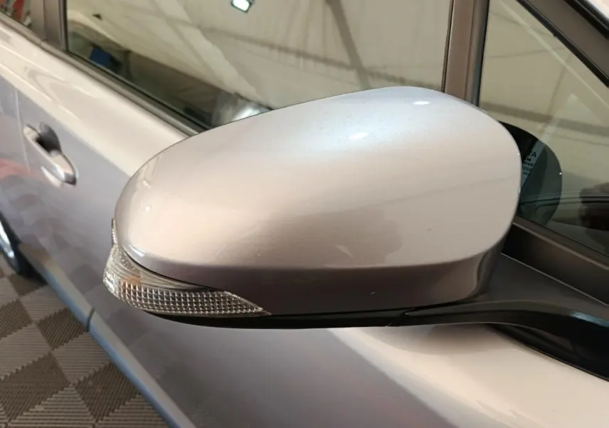 Rétroviseur côté gauche gris clair du Toyota C-HR 2.0 Hybride 184, avec clignotant intégré, vue rapprochée.