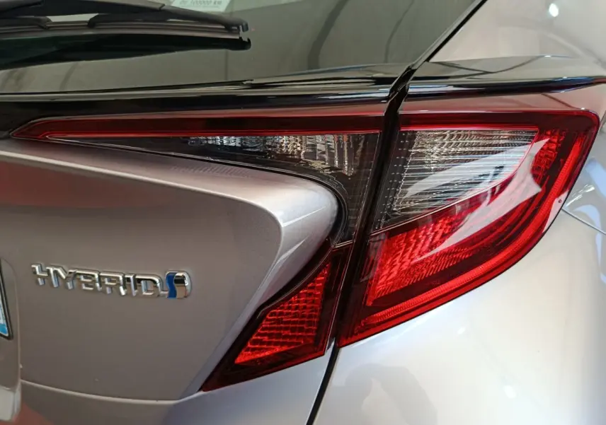 Gros plan sur le feu arrière droit gris clair du Toyota C-HR 2.0 Hybride 184 Dynamic Business Beyond 2022 avec logo Hybrid.