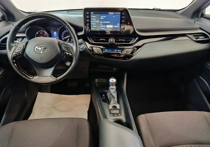 Vue intérieure du tableau de bord et volant cuir noir du Toyota C-HR 2.0 Hybride 184 Dynamic Business Beyond 2022.