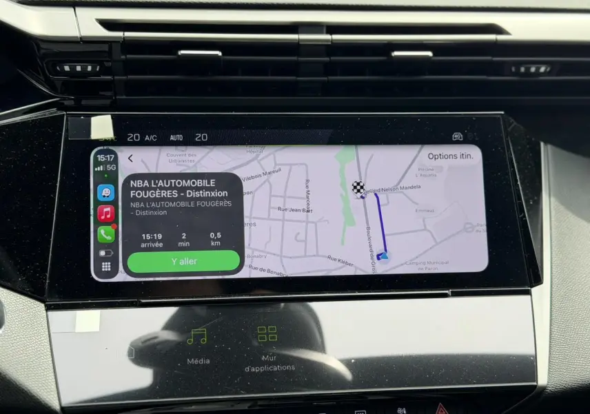 Vue rapprochée de l’écran tactile central du tableau de bord de la Peugeot 308 gris Artense, affichant la navigation GPS.