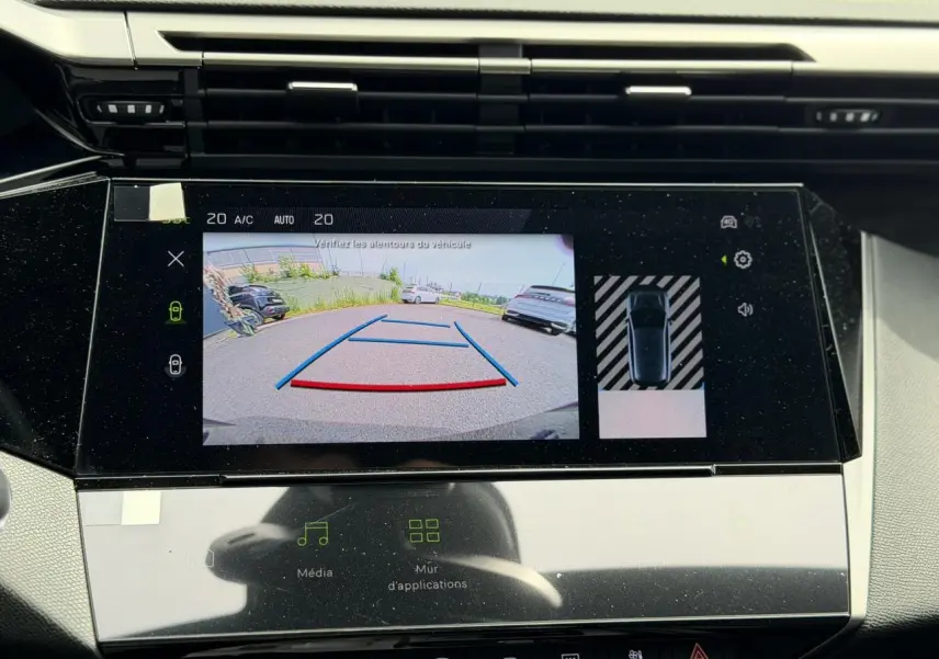 Vue rapprochée de l'écran tactile intérieur affichant la caméra de recul d'une Peugeot 308 gris Artense.