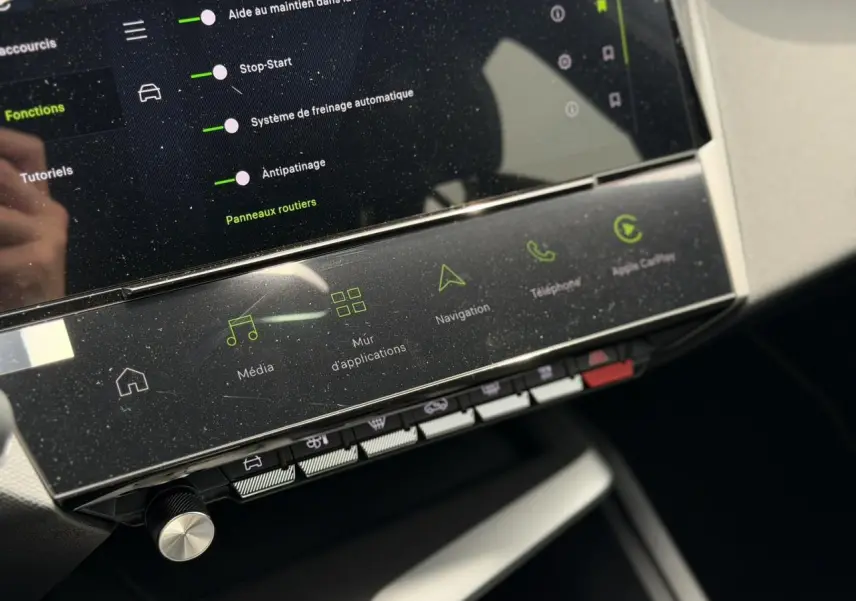 Gros plan sur la console centrale tactile de la Peugeot 308 gris Artense, affichant les commandes multimédia et navigation.