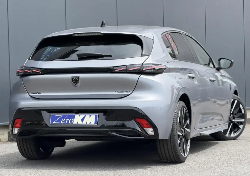 Vue 3/4 arrière droite d'une Peugeot 308 gris Artense avec feux arrière à LED en forme de griffes et jantes alliage bi-tons.