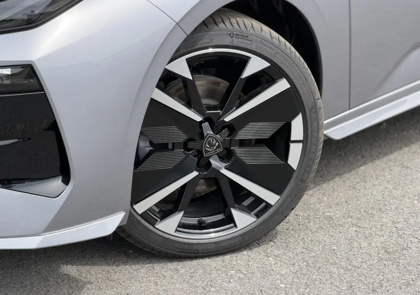 Gros plan sur la roue avant gauche de la Peugeot 308 gris Artense avec jante alliage bi-ton noir et argent.