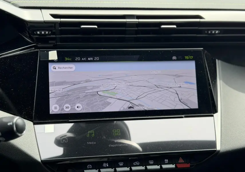 Écran tactile central du tableau de bord de la Peugeot 308 gris Artense, affichant la navigation 3D connectée.