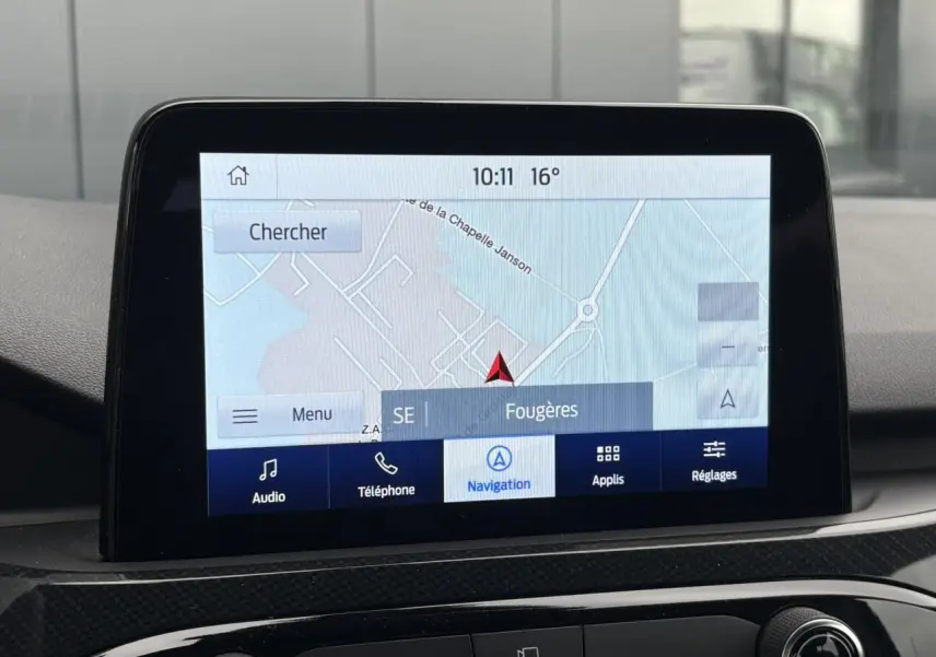 Écran tactile GPS affichant la navigation vers Fougères, intégré dans le tableau de bord du Ford Kuga 2023.
