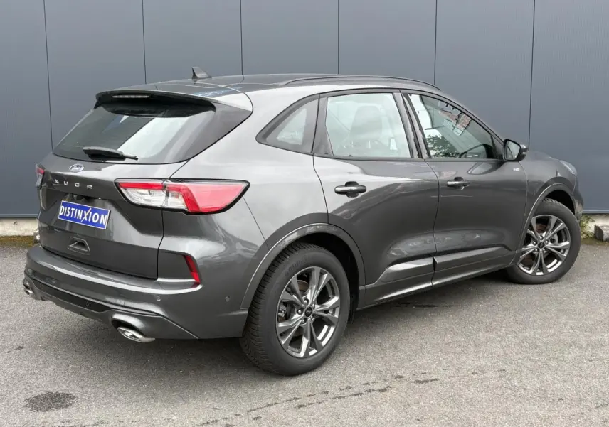 Vue 3/4 arrière droit du Ford Kuga 2.0 EcoBlue gris graphite avec jantes alliage et double sortie d’échappement ST-Line.