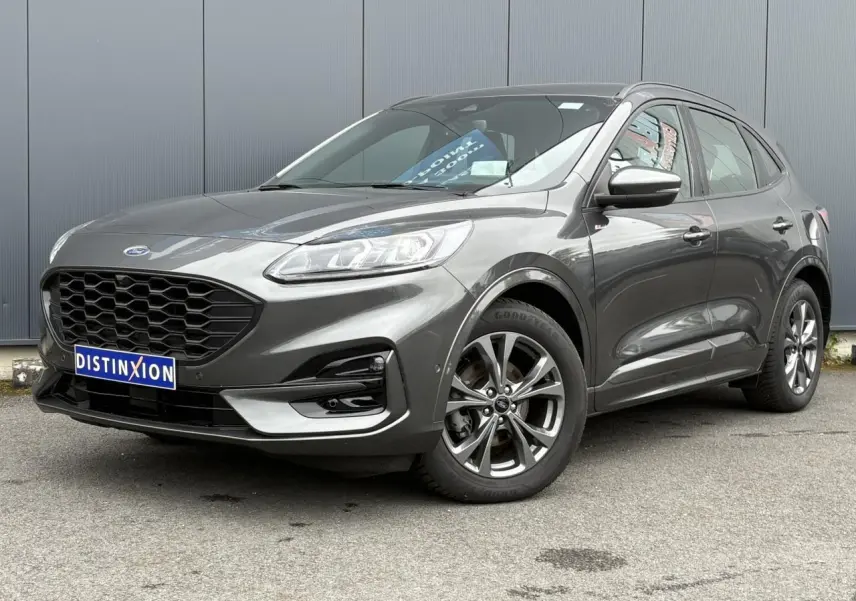 Ford Kuga 2.0 EcoBlue 120 BVA ST-Line gris graphite, vue 3/4 avant avec jantes alliage et calandre noire.