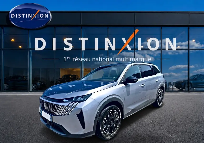 Peugeot 5008 Hybrid 145 allure e-dcs6 gris artense vue 3/4 avant avec jantes alu et calandre distinctive.