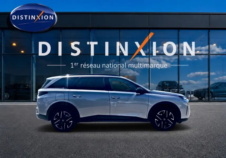 Peugeot 5008 gris Artense vue de profil côté gauche, avec jantes alliage et vitres arrière surteintées.