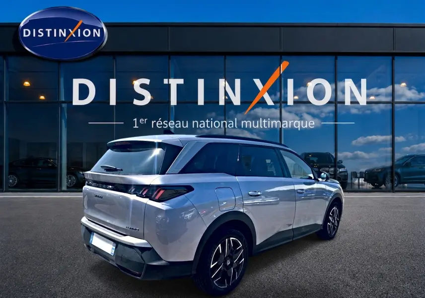 Peugeot 5008 Hybrid 145 allure e-dcs6 gris artense en 3/4 arrière droit devant showroom Distinxion.