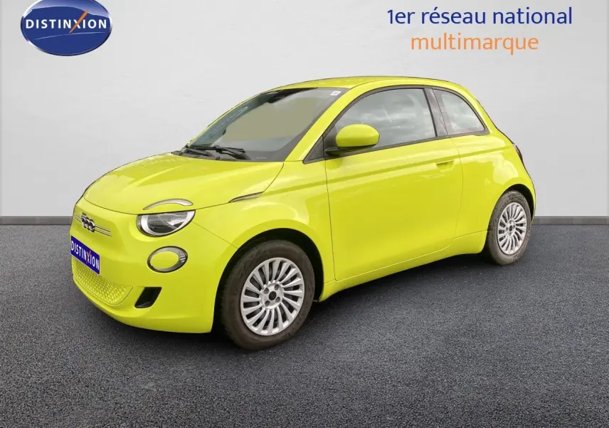 Fiat 500 électrique jaune acid en 3/4 avant droit sur fond neutre avec jantes argentées.