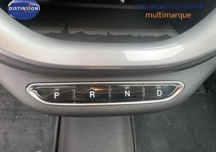 Gros plan sur la console centrale de la FIAT 500 électrique 2024, montrant les boutons de sélection de la boîte automatique.