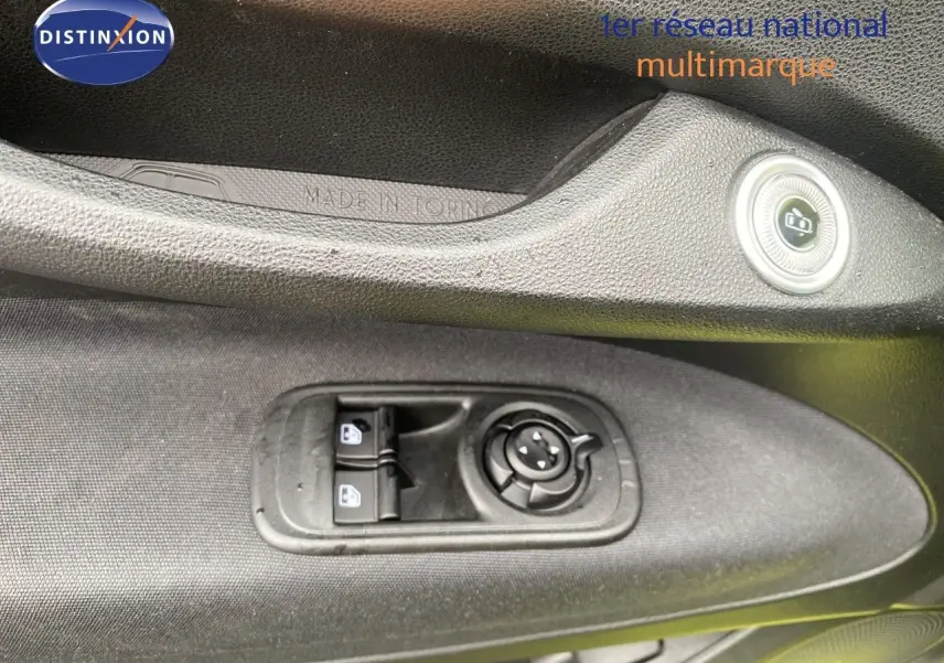 Gros plan sur les commandes de lève-vitres et réglage des rétroviseurs côté conducteur d'une FIAT 500 électrique jaune acid 2024.