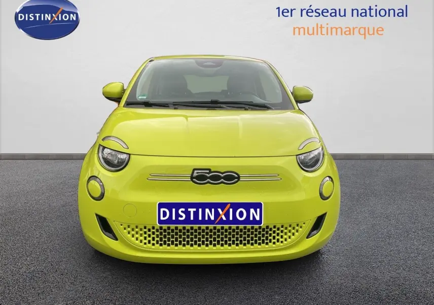 Vue avant d'une FIAT 500 électrique 2024 en jaune acid avec logo 500 et calandre ajourée.