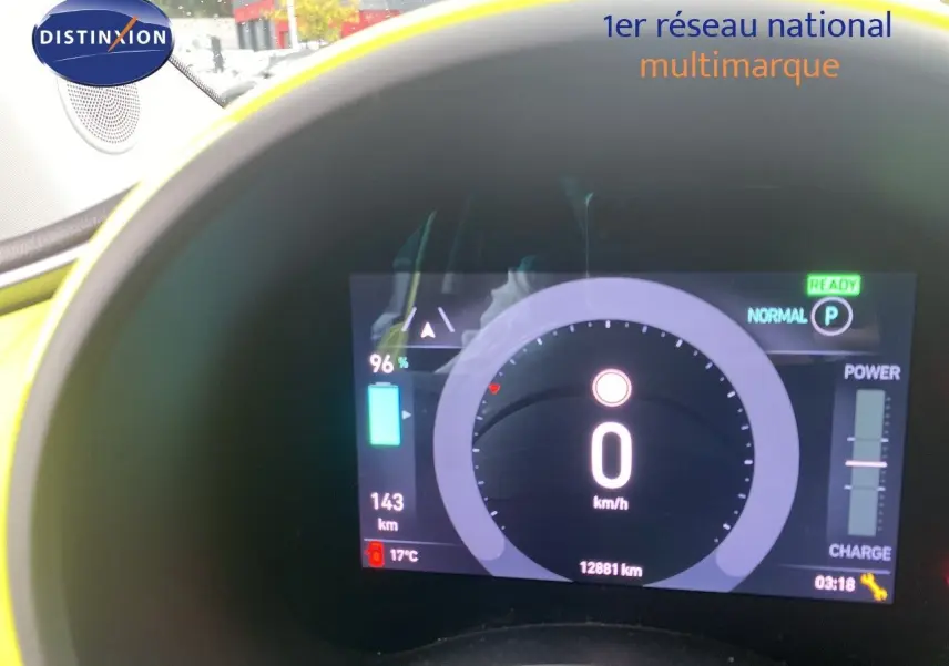 Vue rapprochée du tableau de bord numérique de la FIAT 500 électrique jaune acid, affichant 0 km/h et 96% de batterie.