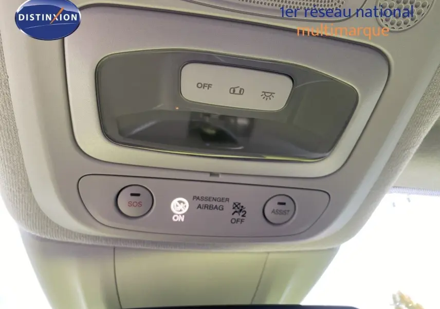 Vue intérieure du plafonnier avec commandes d’éclairage et boutons SOS et assistance dans une Fiat 500 électrique jaune acid 2024.