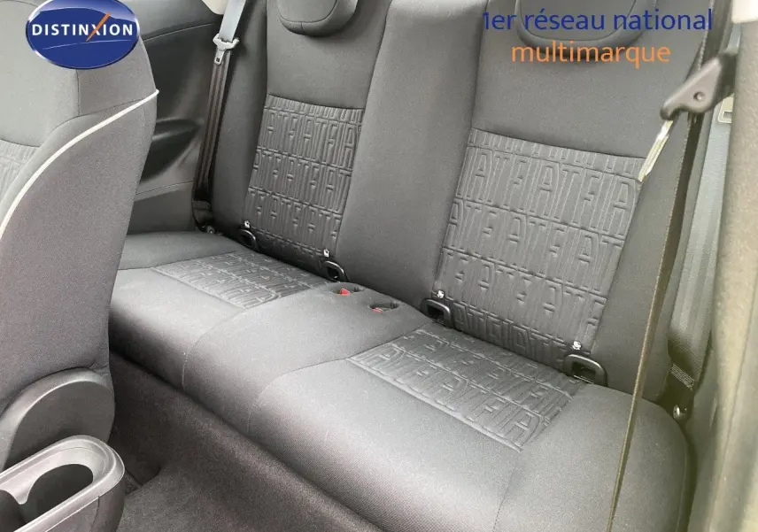 Vue intérieure sur la banquette arrière en tissu gris avec motifs FIAT embossés du Fiat 500 électrique 2024.