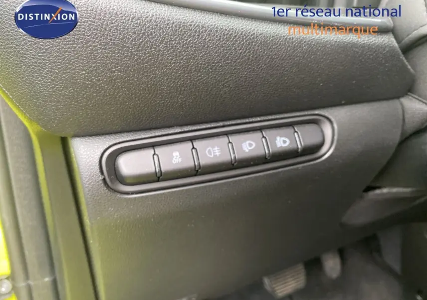 Gros plan sur les commandes d’éclairage intérieures d’une FIAT 500 électrique jaune acid de 2024.