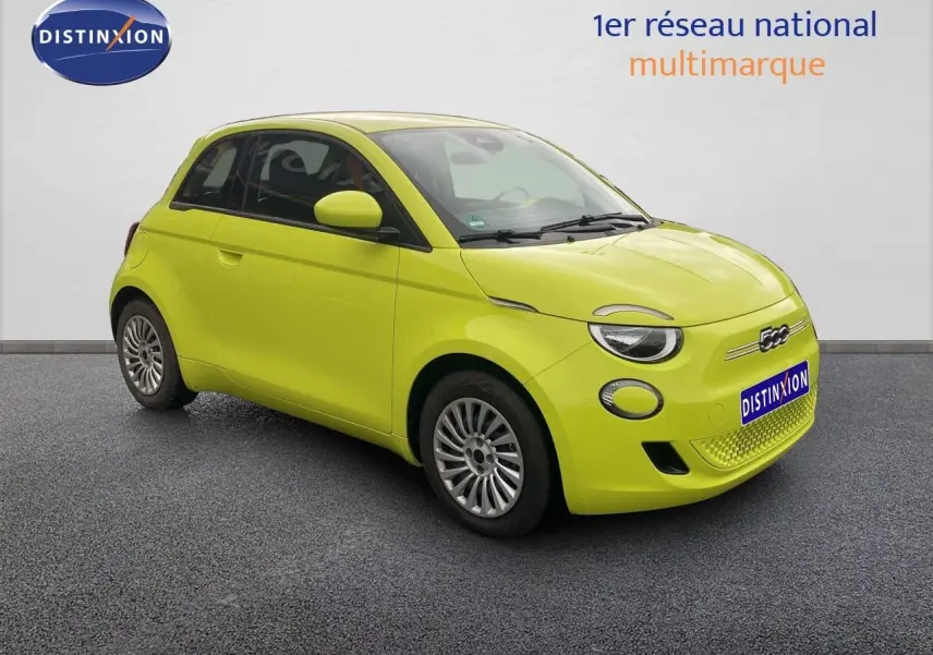 Fiat 500 électrique jaune acid en 3/4 avant droit, avec jantes alliage et calandre épurée.