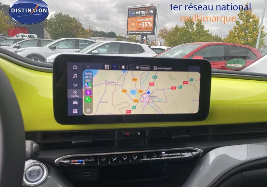 Tableau de bord de Fiat 500 électrique 2024 en jaune acid, vue centrée sur l'écran tactile avec navigation affichée.