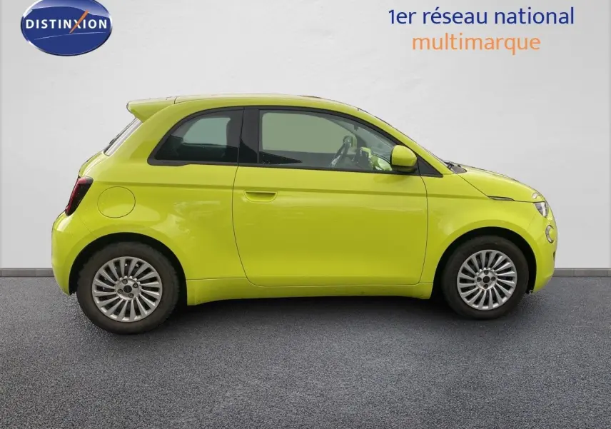 Profil droit d'une FIAT 500 électrique 2024 en jaune acid, avec jantes alliage et lignes compactes distinctives.